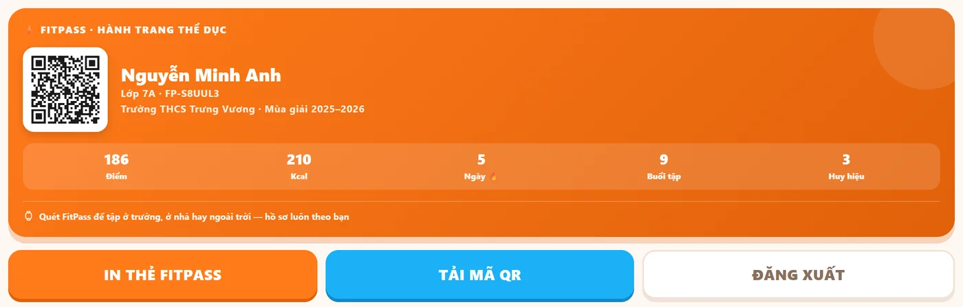 Thẻ FitPass màu cam có mã QR, tên, lớp, mã FitPass, 5 chỉ số và 3 nút In thẻ, Tải mã QR, Đăng xuất