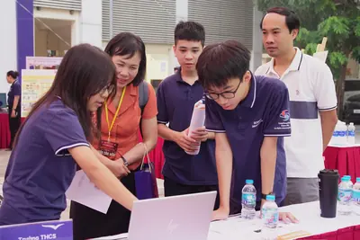 Trình bày demo cho khách tham quan tại AI4EDU 2026