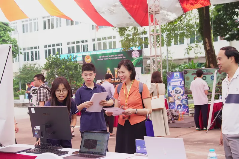 Học sinh đội FitForm bên máy trạm tại gian trưng bày