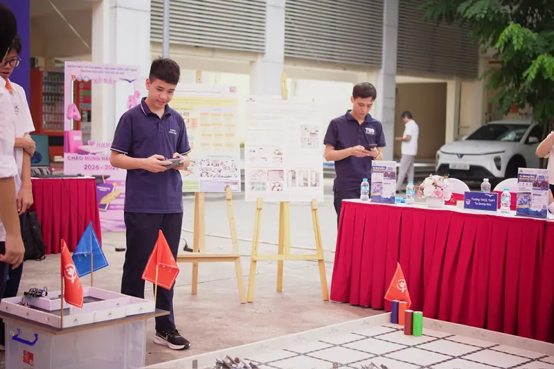 Học sinh điều khiển robot tại khu trưng bày của các trường