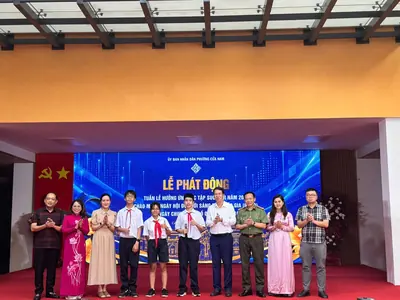 Chụp ảnh cùng đại biểu tại Lễ phát động