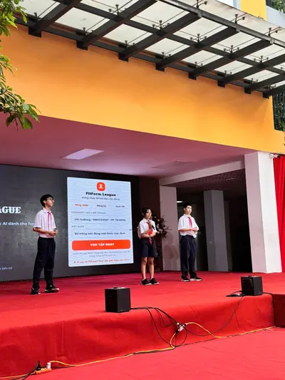 Toàn cảnh sân khấu khi nhóm trình diễn